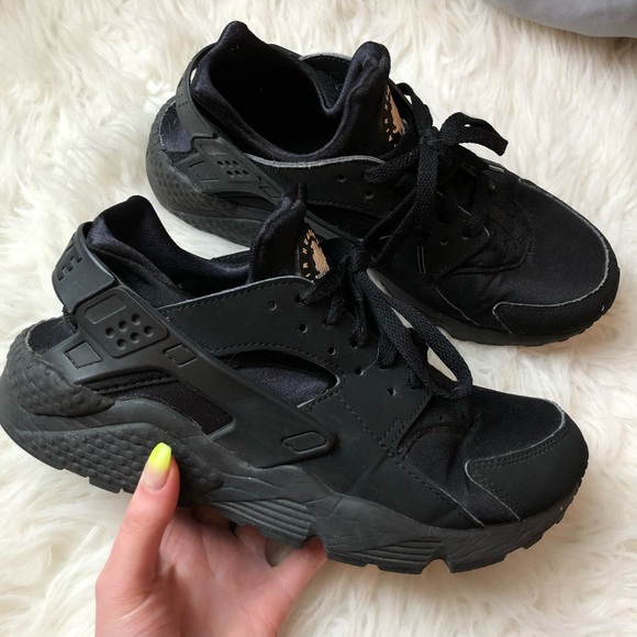 Nike Shoes - Nike Black Huaraches Sz 7.5